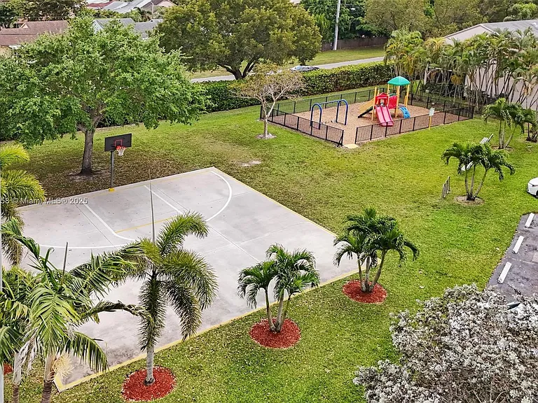 800 Independence Dr — Photo 33