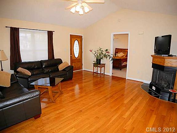 3rd image of 1041 Walter Dr