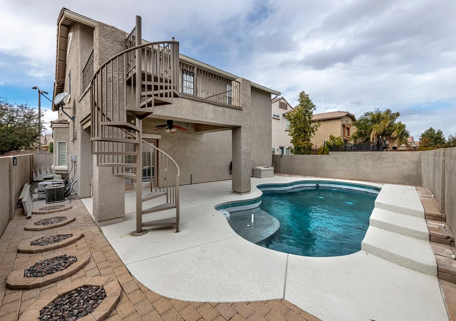 One Month Free With An 18 Month Lease Or More — Photo 4