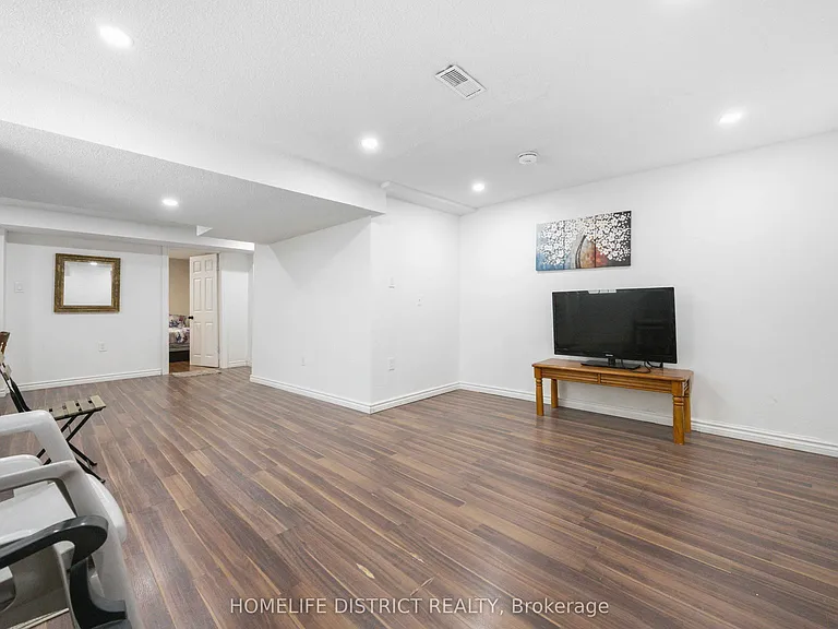 579 Sheppard Ave — Photo 7