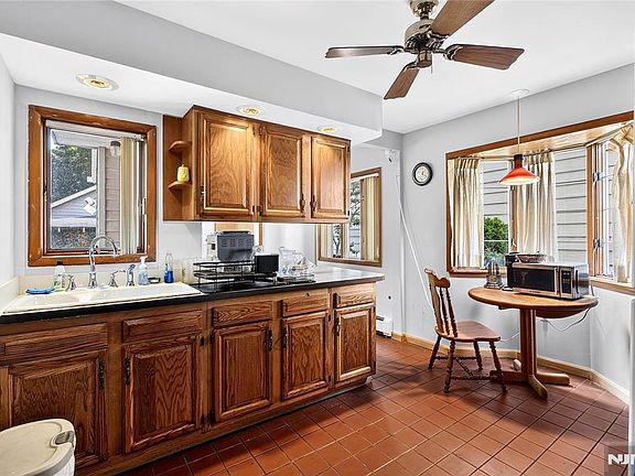 5th image of 218 Jackson Avenue