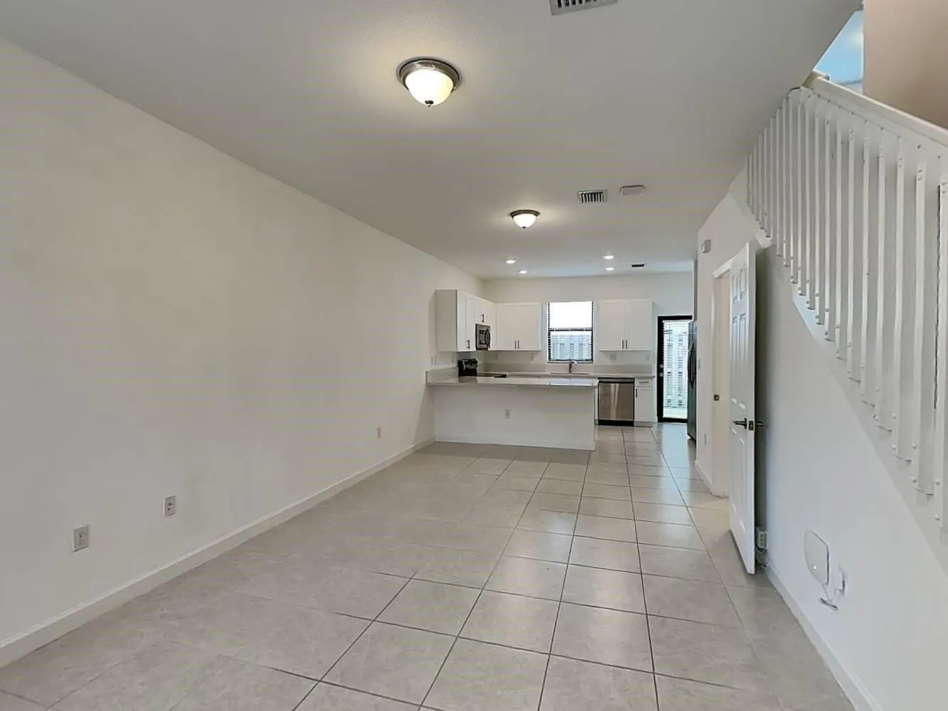 3 bed, 2.5 bath, 1550 sqft, $3,300 — Photo 2