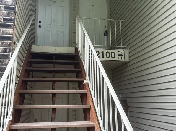 2100 Light Rd APT 212, Oswego, IL 60543