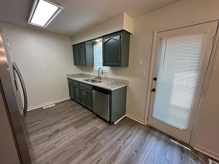 909 SW 19th St #D — Photo 5