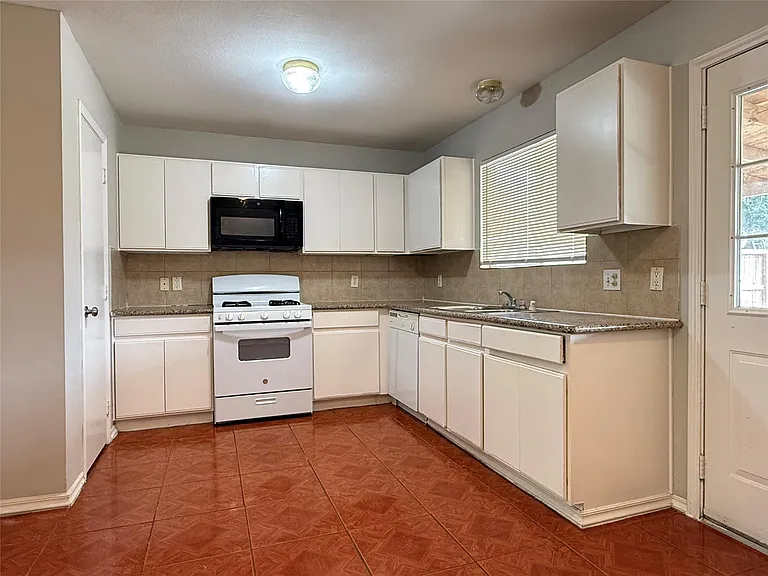 2403 Chalet Rd — Photo 5
