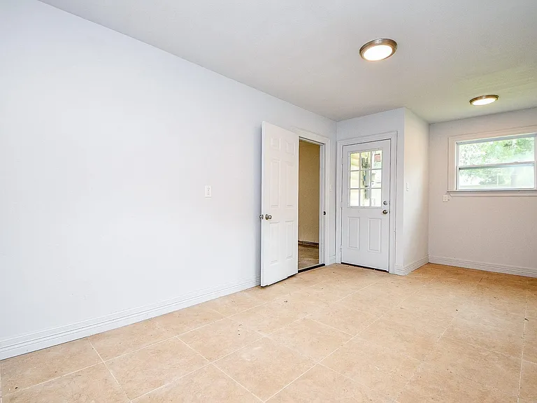 707 Thistlewood Dr — Photo 33