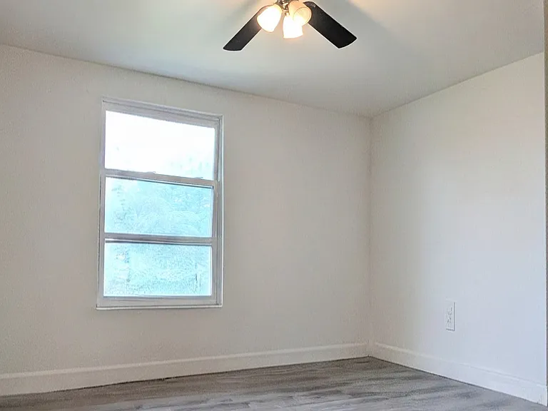 316 Parkside Dr — Photo 2