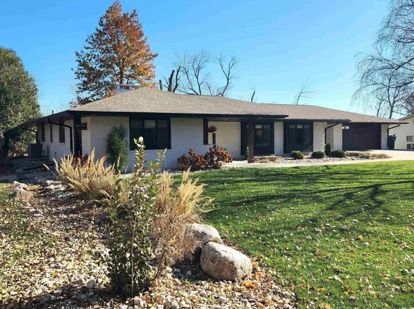 240 E Meadow Dr, Sioux Center, IA 51250