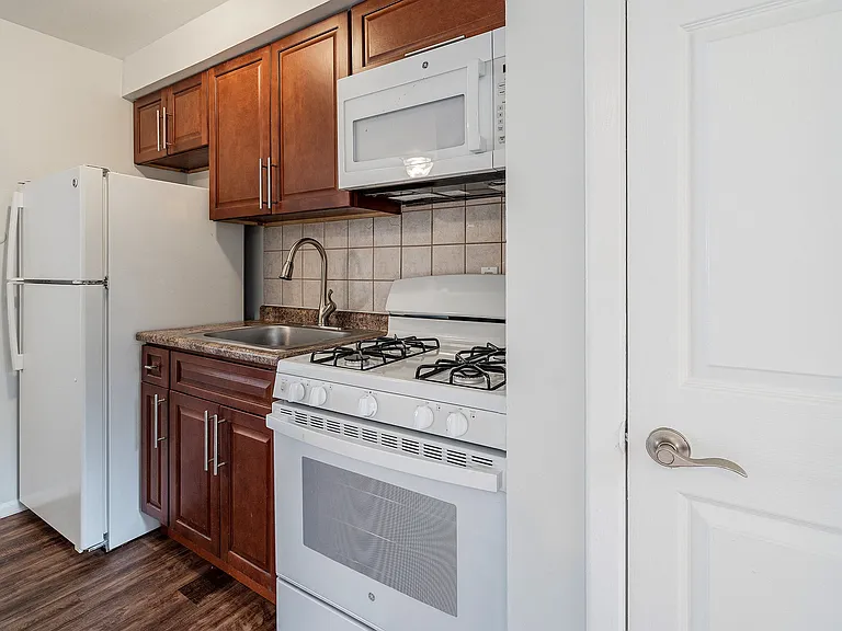 114-120 Montgomery Street Apartments — Photo 12