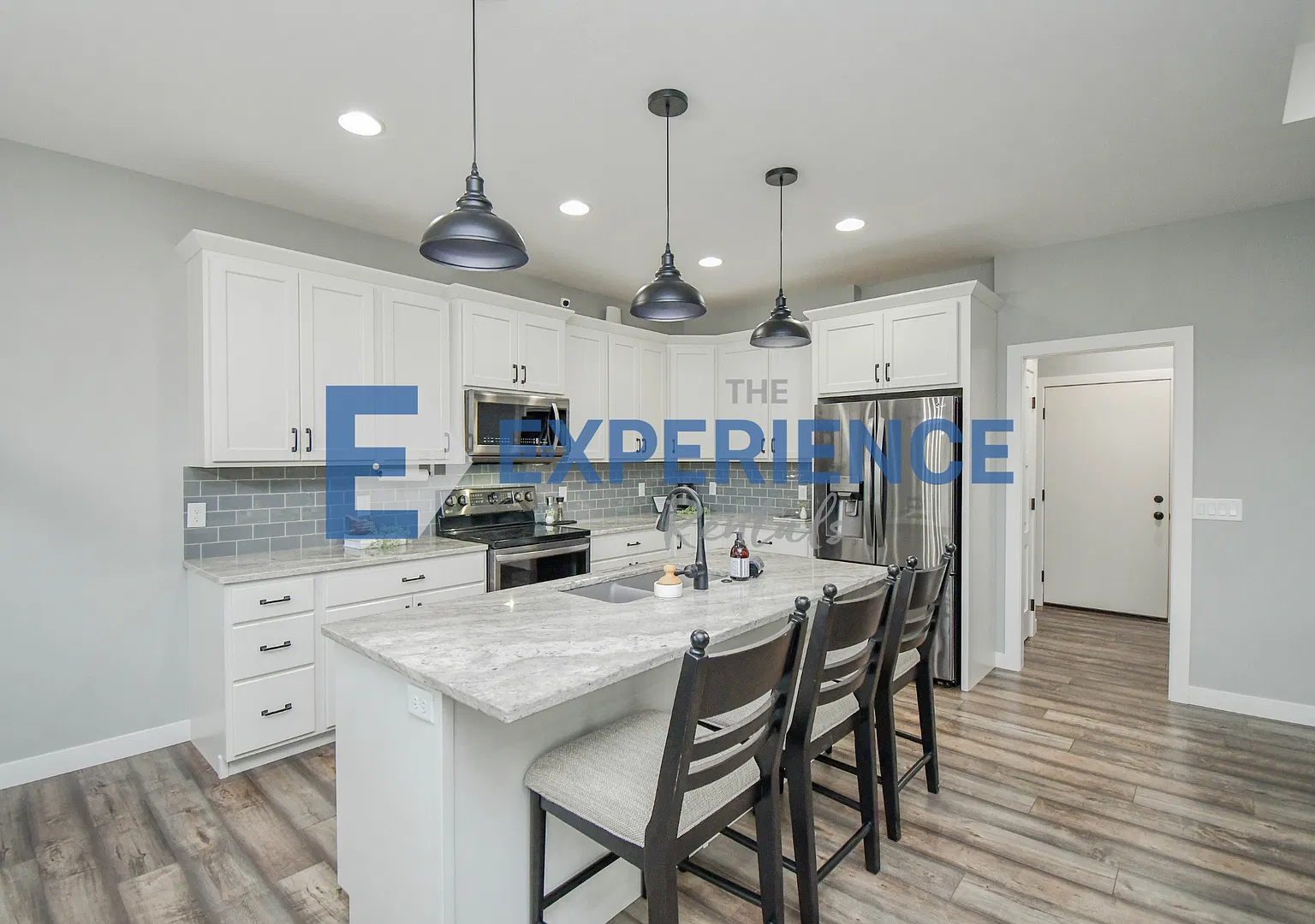 Spacious 5-Bedroom Home with Private Theater & Wet Bar! — Photo 3