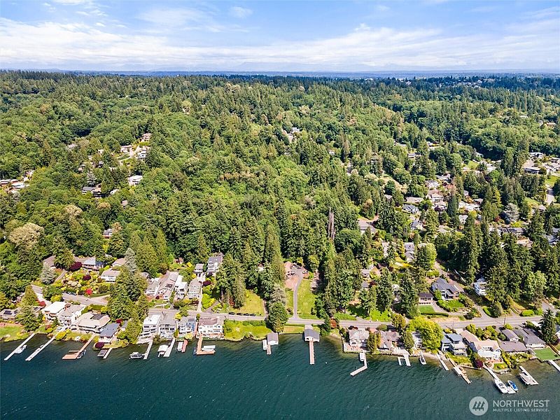 3rd image of 13104 Holmes Point Drive NE
