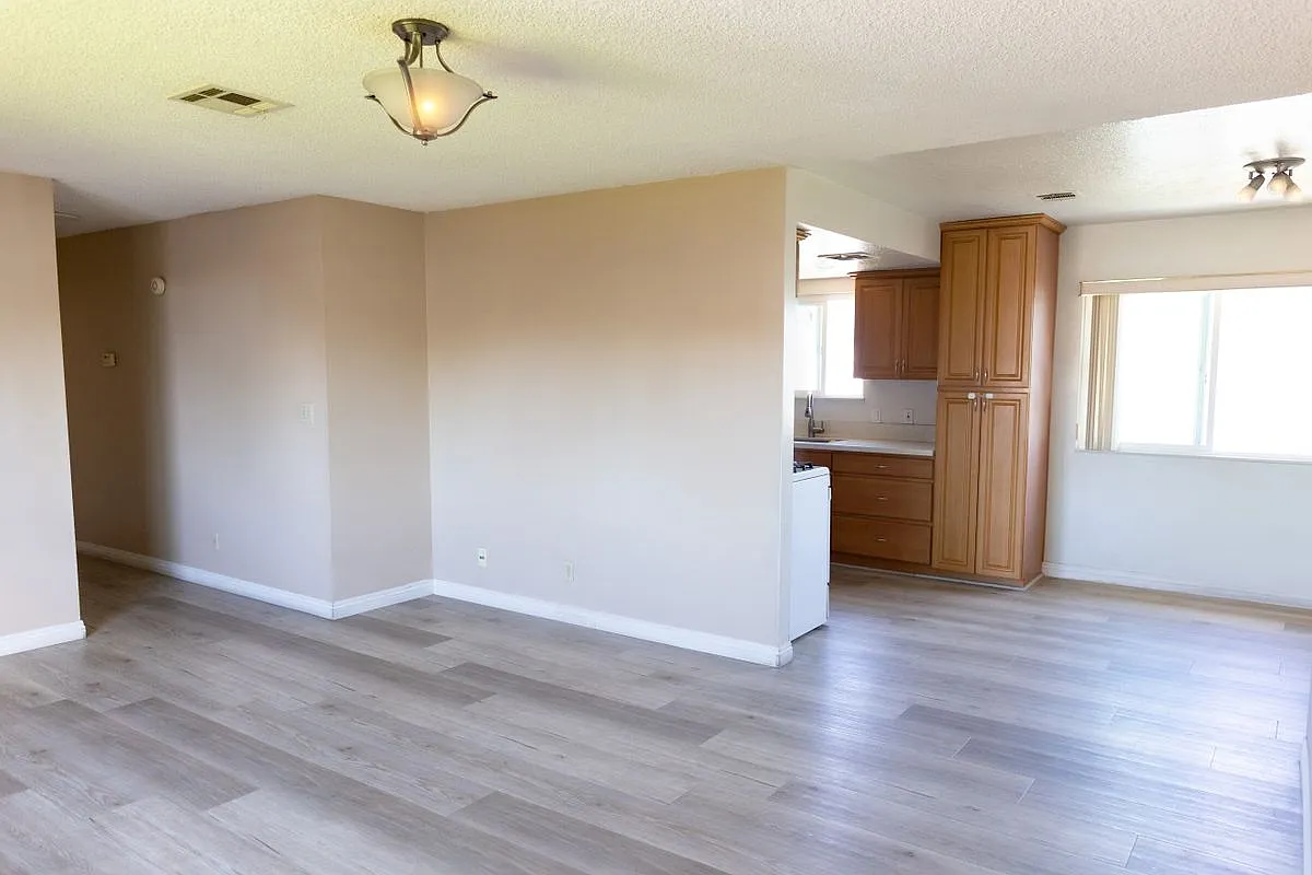 3 bed, 2.0 bath, 1233 sqft, $3,500 — Photo 3