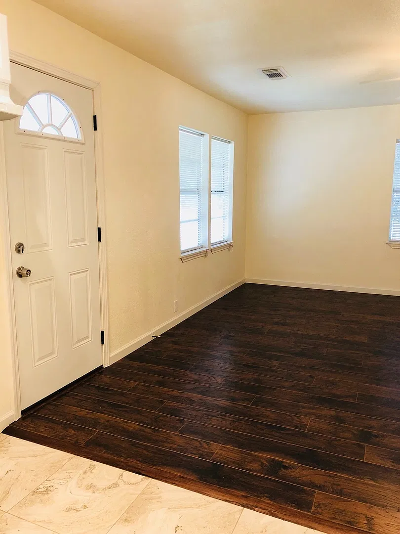 Freshly painted 2 bed/ 1 bath on Corner Lot — Photo 3