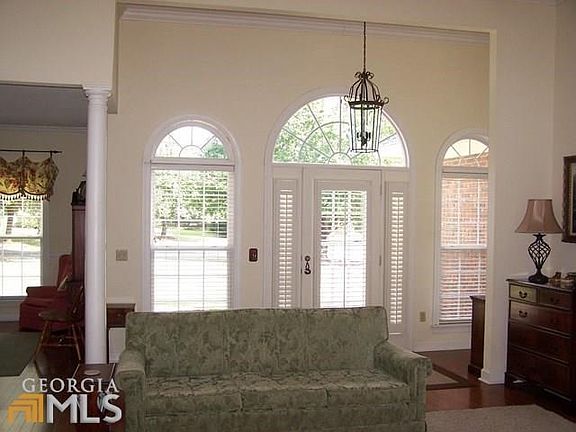 2nd image of 2204 Treetop Cir