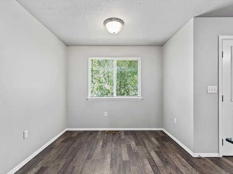 Creekside Apartments — Photo 21
