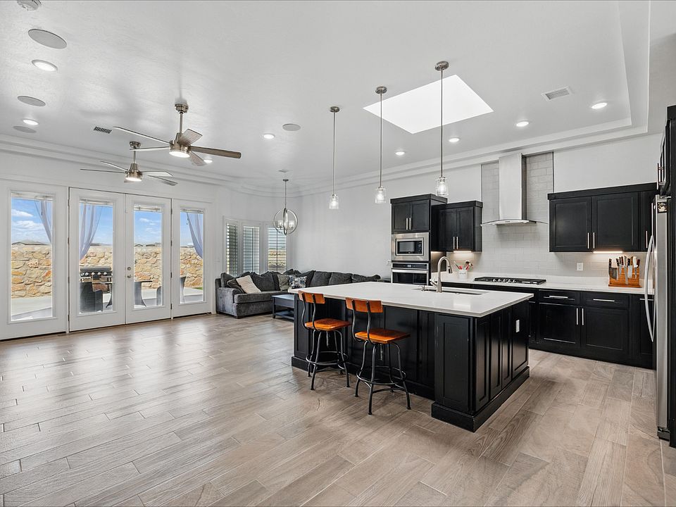Beautiful Gourment Kitchen - with Skylight!