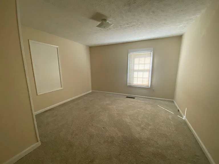 302 Oak St — Photo 4