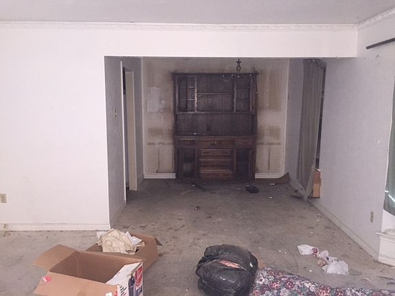 2nd image of 907 Lancaster Park Dr