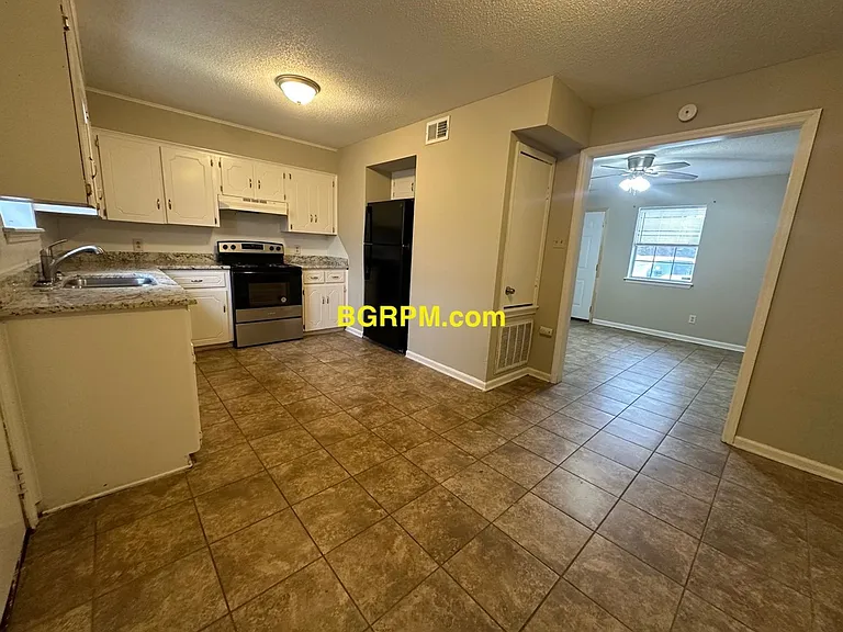 1012 W Myrtle St — Photo 3