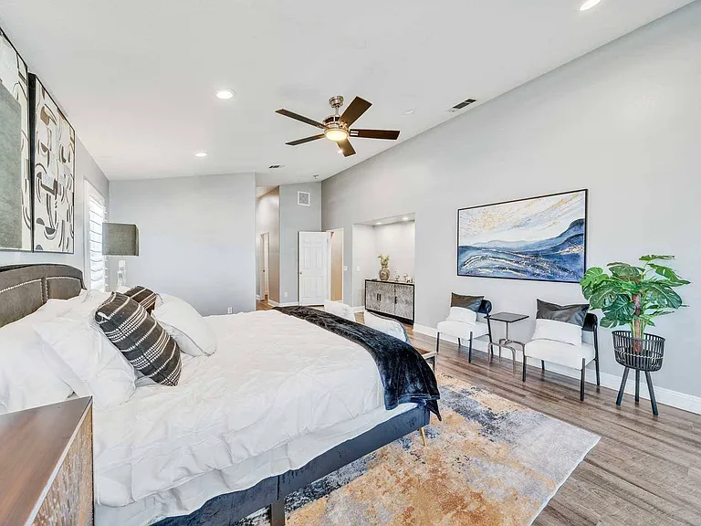 421 Minaret St — Photo 38