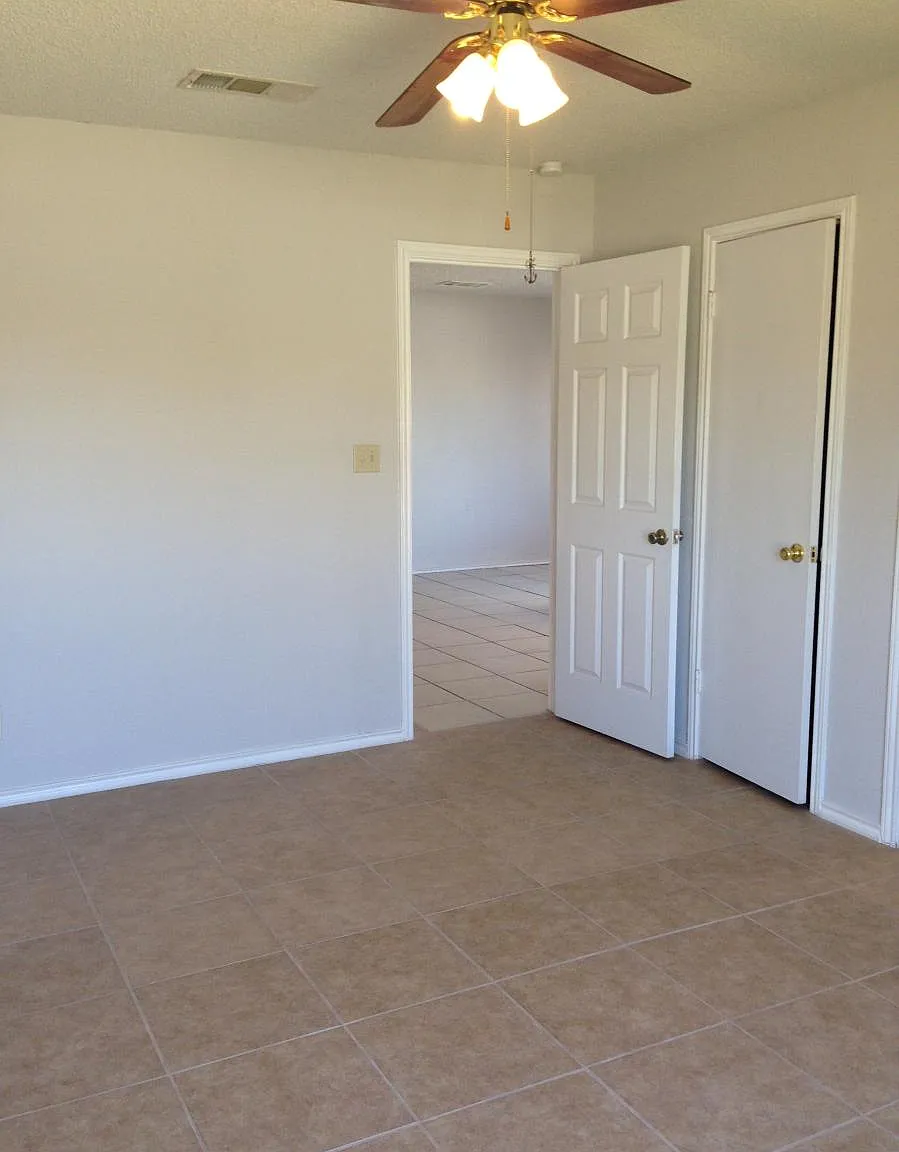 3 bed, 1100 sqft, $1,575 — Photo 2