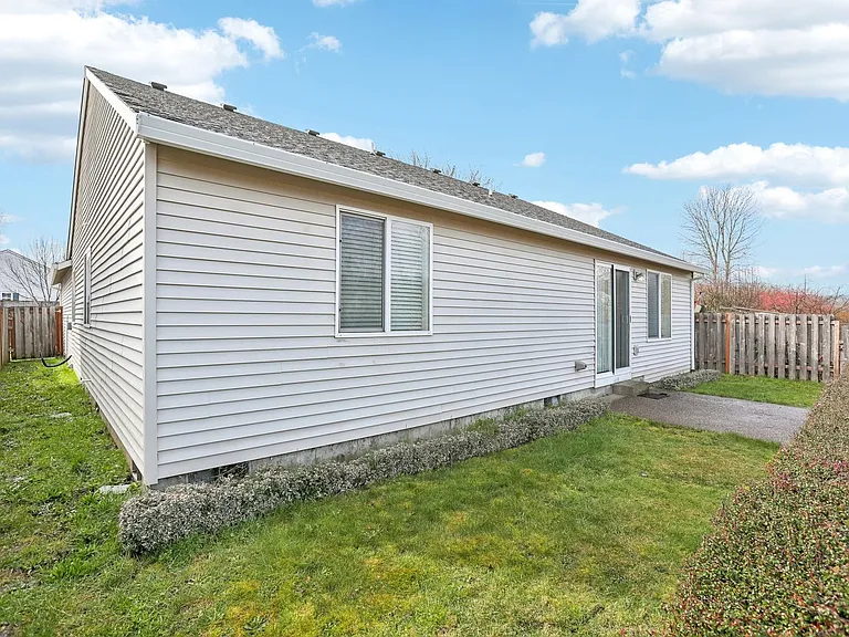 2315 SW Hannah Cir — Photo 18