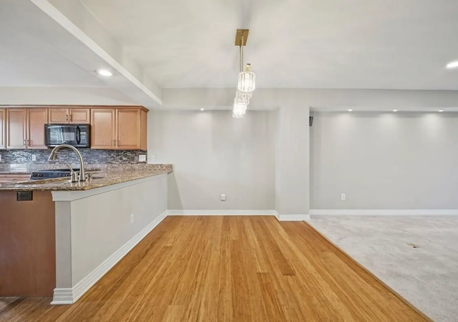 3 Bed 3.5 Bath in Portsmouth! — Photo 4