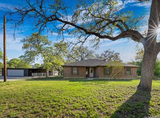 123 Lost Springs Dr, Floresville, TX 78114