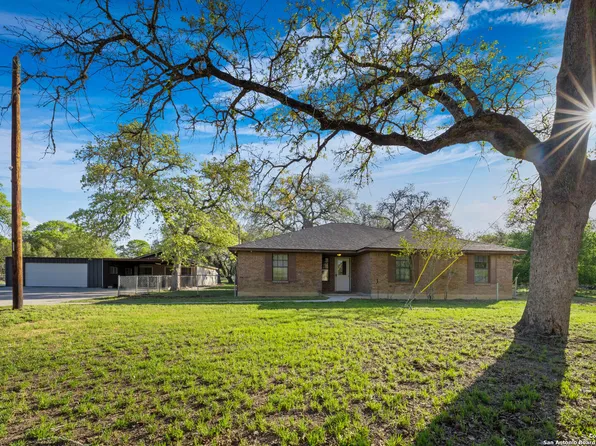 123 Lost Springs, Floresville, TX 78114