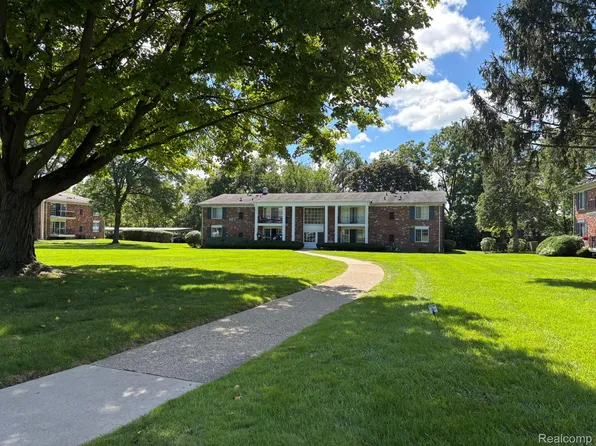 448 Fox Hills Dr S APT 2, Bloomfield Hills, MI 48304