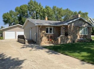 609 3rd St SE, Rugby, ND 58368