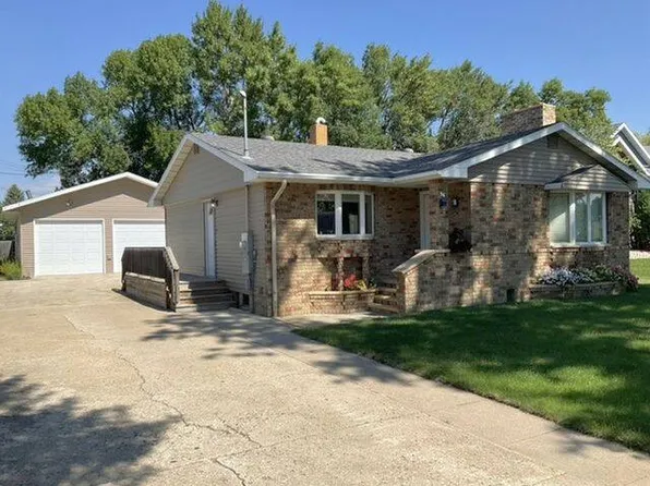 609 3rd St SE, Rugby, ND 58368