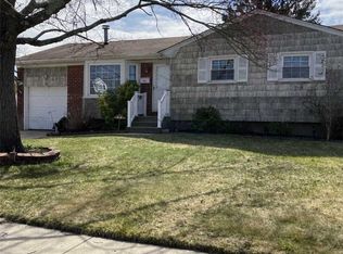 6 Salem Pl, Deer Park, NY 11729