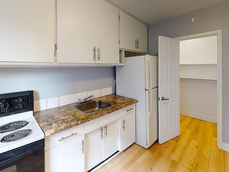 1143 Queen St #32 — Photo 8