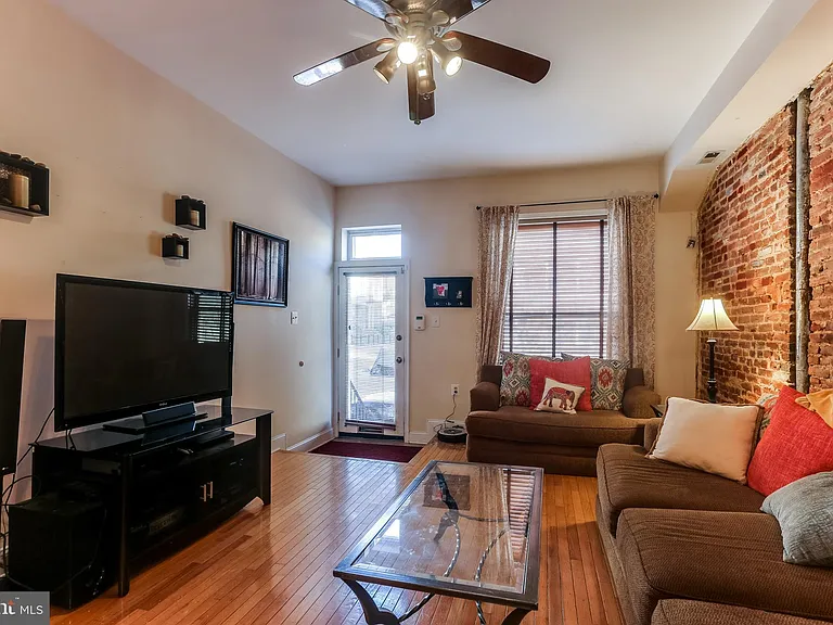 814 S Clinton St — Photo 9