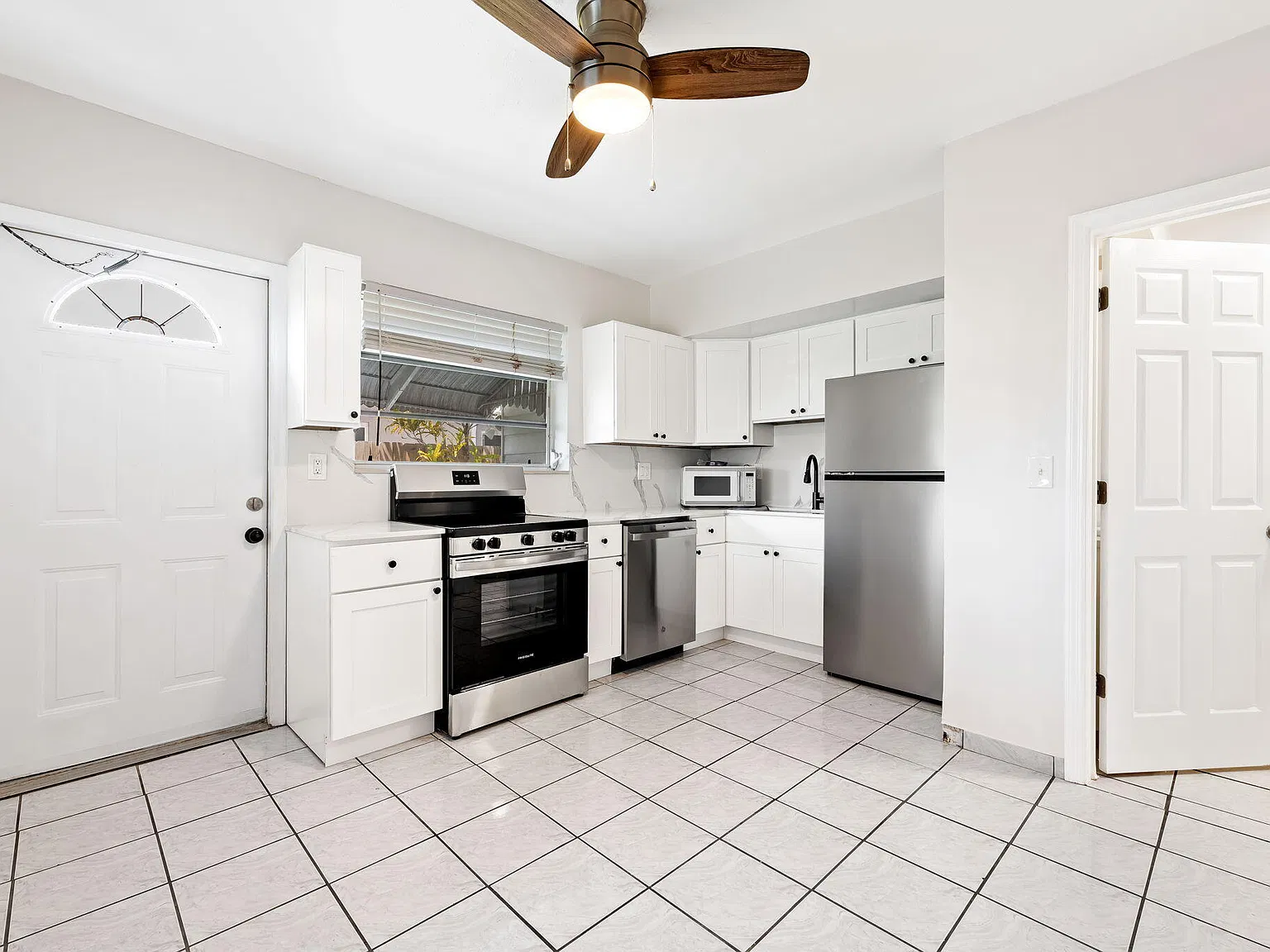 1 bed, 1.0 bath, 400 sqft, $1,300 — Photo 1