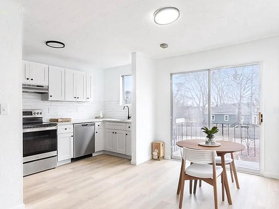 4th image of 648 Washington St #4