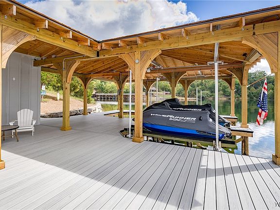 3rd image of 8025 Peninsula Dr
