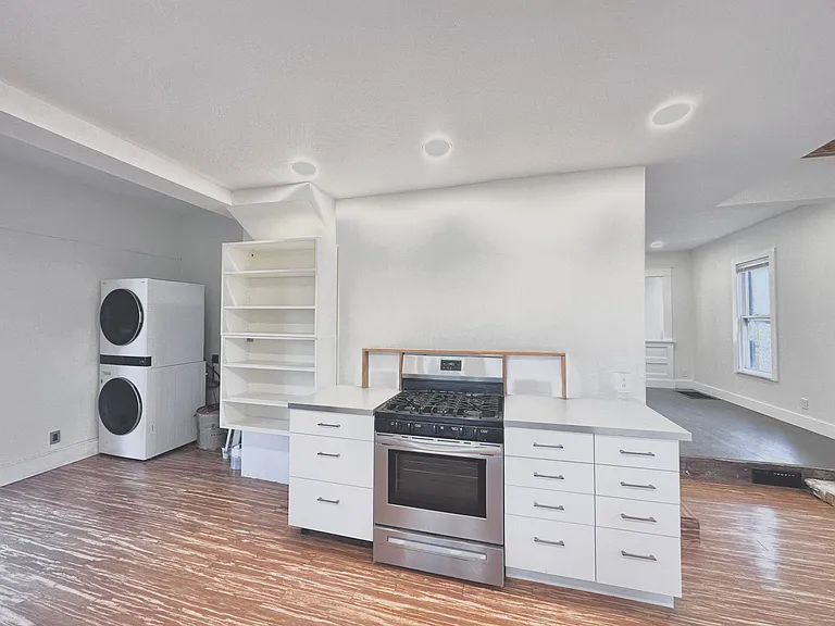 927 E Delmar St — Photo 7