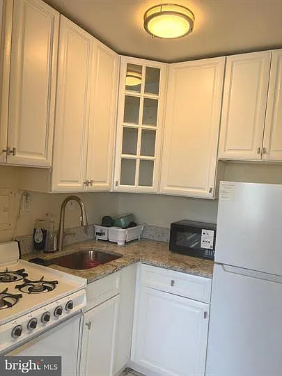 Studio, 428 sqft, $1,600 — Photo 3