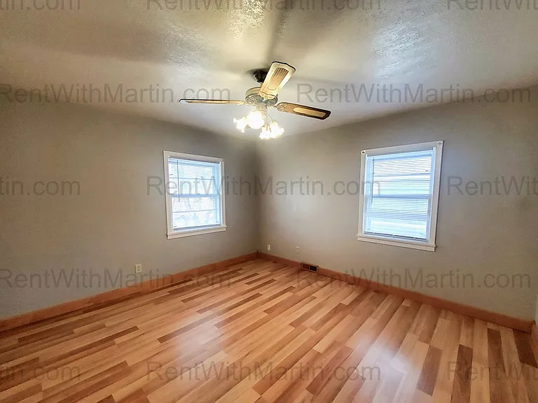 1112-1114 Byron Ave — Photo 12