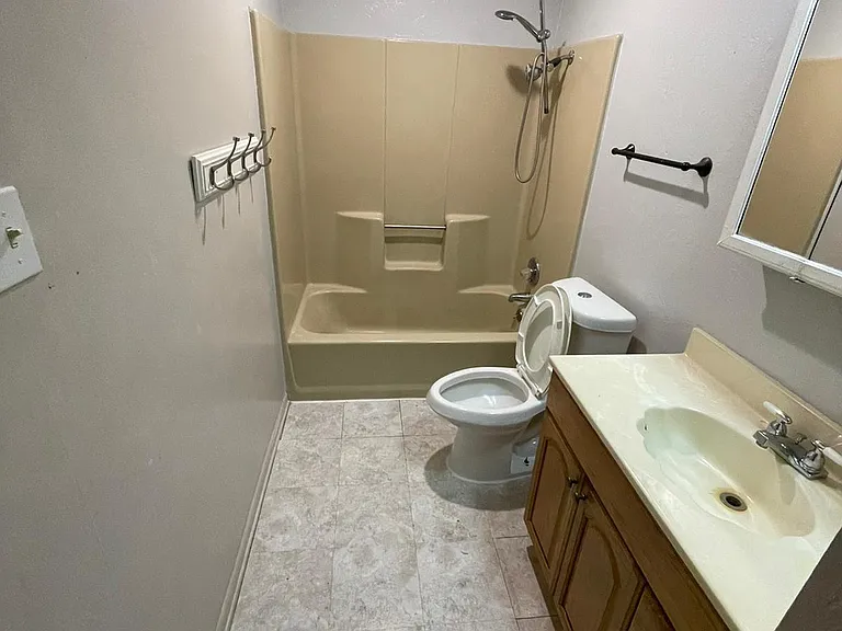 230 Berkshire Ln — Photo 4
