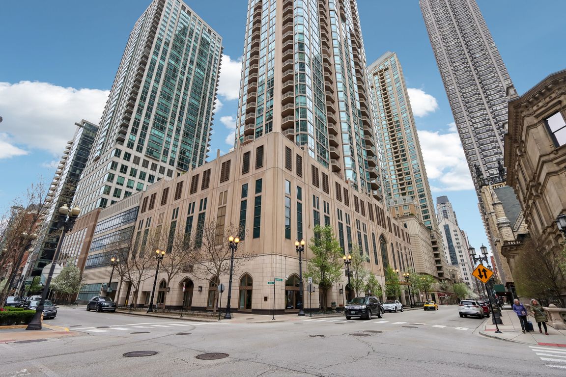 E Huron St 1404-2704-001.jpg