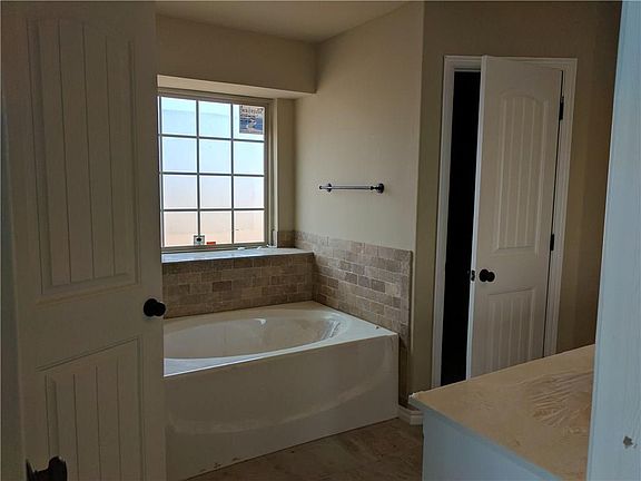 5th image of 10513 SE 25th St