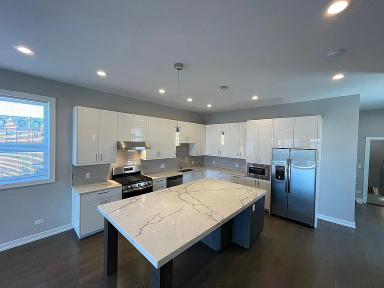 458 N Noble St #3W — Photo 2