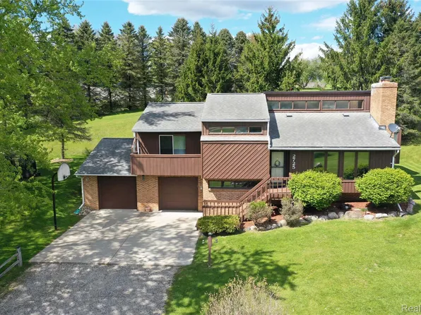 2725 Cooley Lake Rd, Highland, MI 48356