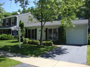 2S661 Wembly Dr, Warrenville, IL 60555