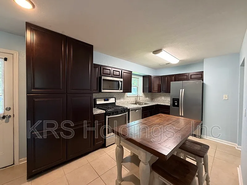 3 bed, 1.0 bath, 1275 sqft, $1,900 — Photo 4