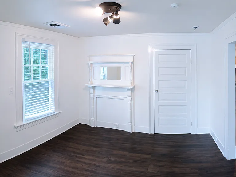 998 Center St NW — Photo 3