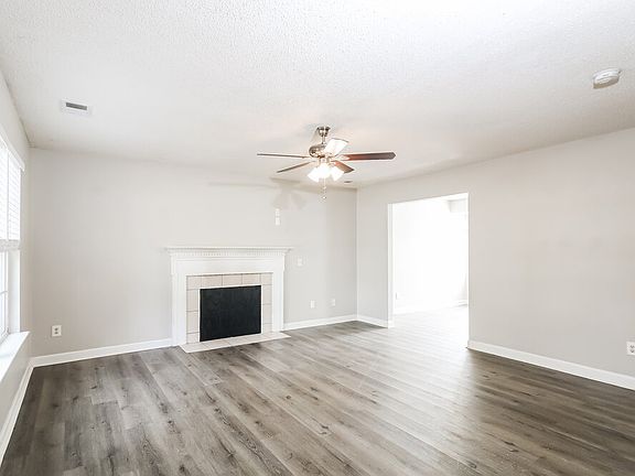 4th image of 2423 Fabyan Ln